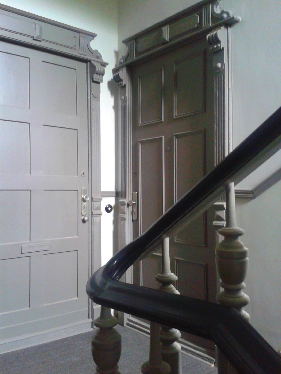 Da die Türen im vorderen Treppenhaus sehr schlecht aussahen, hat Malermeister Norbert Schimpf diese nach den vorarbeiten mit einem Füller überarbeitet. Malermeister und staatl. gepr. Techniker Norbert Schimpf hat sich auf das überarbeiten von Altbau Substanz im Treppenhaus spezialisiert. Dieses Treppenhaus wurde im Jugendstil erbaut.